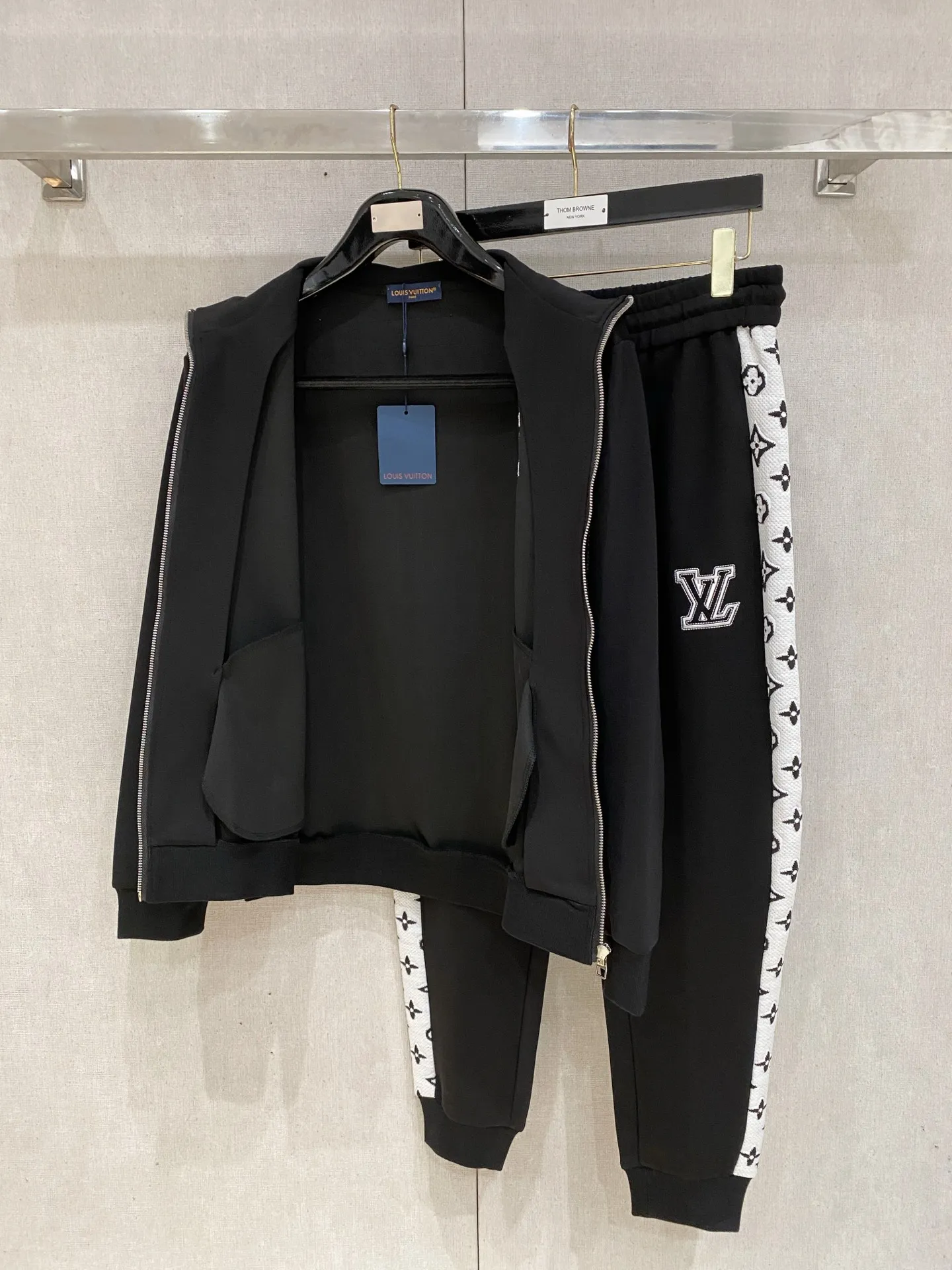 🅿️720 LV hot-selling suit is coming. Focus on the original version of the official website. 2025 new hot-selling cardigan suit. The original order is the best. 🇭🇰The meticulous work of top designers. It has a fitting and perfect upper body effect. All-natural high-quality Tencel Roman cotton 100%, close-fitting comfort, noble and elegant! Original hardware embodies elegance and nobility! Counter size: M-3XL (maximum wear up to 190 pounds)